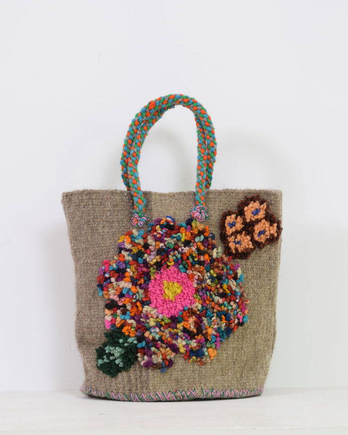 Borsa piccola in lana annodata naturale con fiori di Natalie Lete Po! Paris - FW 25/26 | M11 Shop