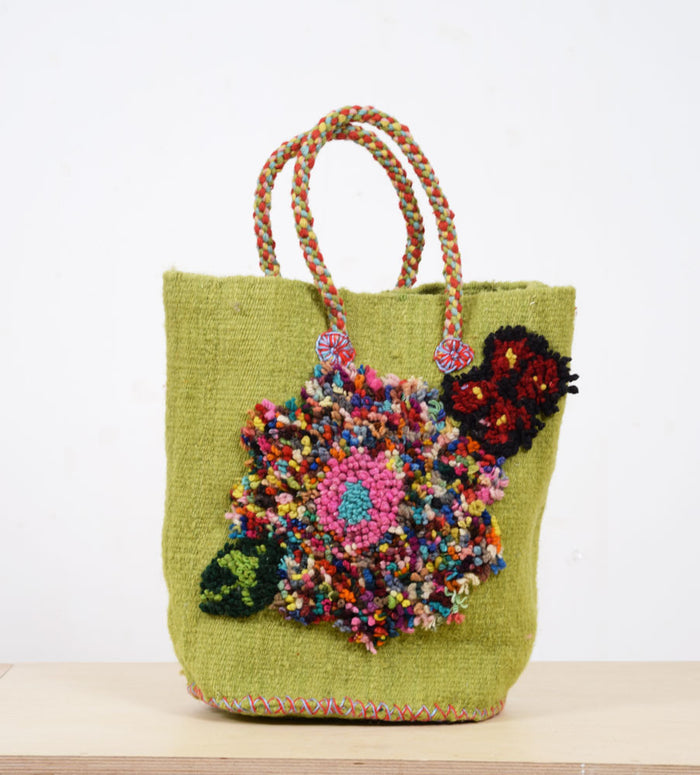 Borsa piccola in lana annodata verde chiaro con fiori di Natalie Lete Po! Paris | M11 Shop