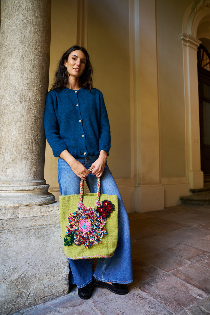 Borsa piccola in lana annodata verde chiaro con fiori di Natalie Lete Po! Paris | M11 Shop
