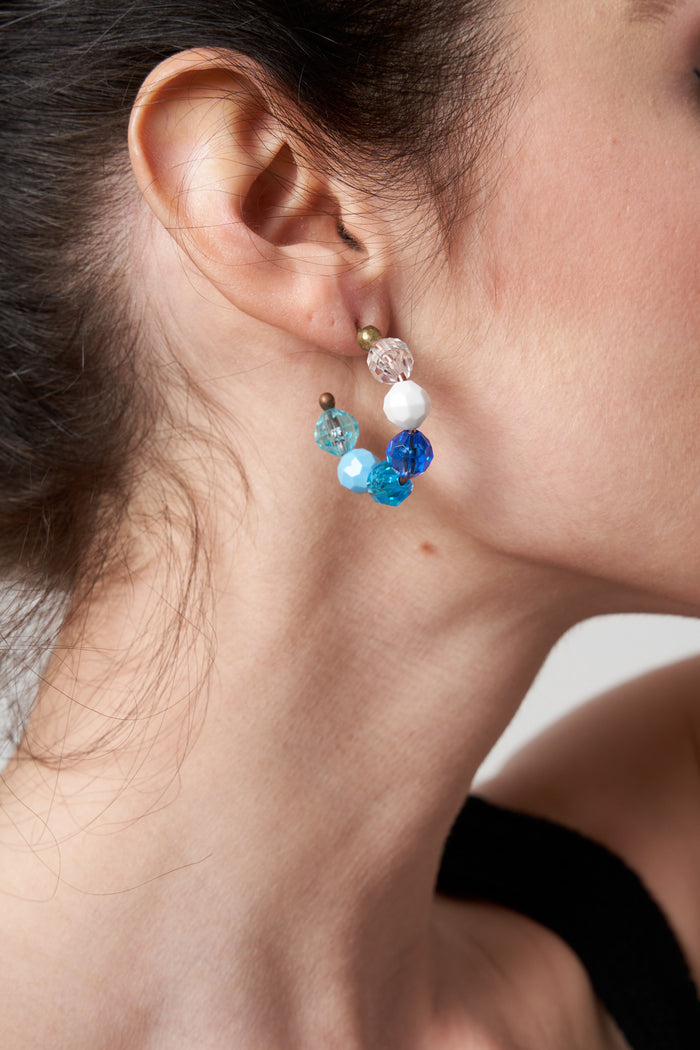 Orecchini a cerchio Sea Mist mini con perline Susan Alexandra | M11 Shop